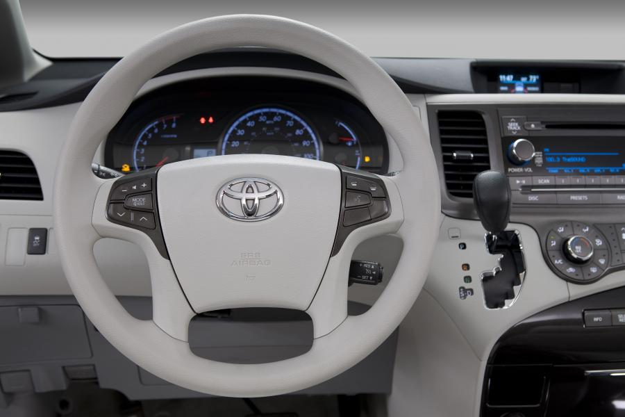  Toyota Sienna LE 2010 года  (фото 23 из 52)